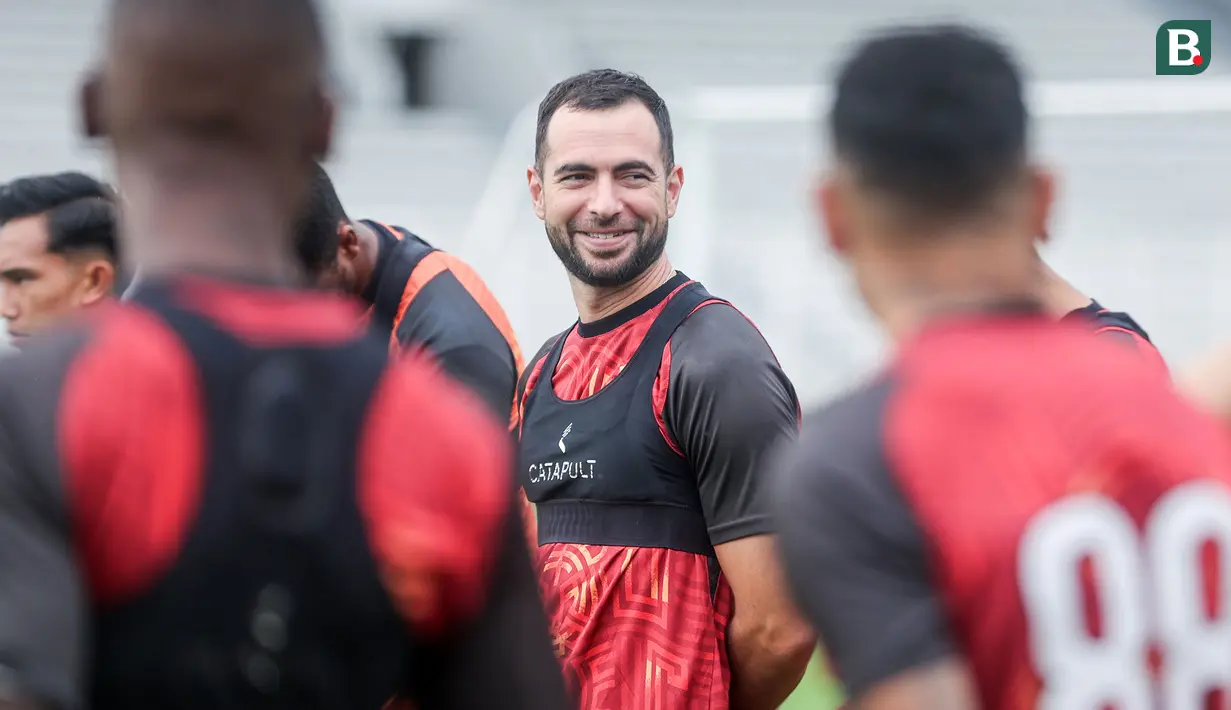 Pemain Persija Jakarta, Jordi Amat terlihat dalam latihan resmi menjelang laga BRI Super League 2025/2026 melawan Persijap Jepara di Stadion Madya, Senayan, Jakarta, Jumat (02/01/2026). (Bola.com/Abdul Aziz)