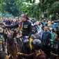 Wali Kota Bogor Bima Arya Sugiarto memimpin pawai dengan menunggangi kuda saat perayaan Hari Jadi Bogor (HJB) ke-540 pada Jumat, 3 Juni 2022. (Liputan6.com/Achmad Sudarno)