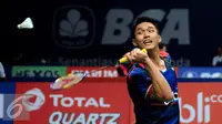 Tunggal putra Indonesia, Jonatan Christie gagal menahan bola saat melawan pebulutangkis Denmark, Jan O Jorgensen di perempat final BCA Indonesia Open 2016, Jakarta, Jumat (3/6/2016). Jonatan kalah 21-14, 19-21, 14-21. (Liputan6.com/Helmi Fithriansyah)