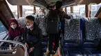 Sejumlah penumpang menaiki bus Antar Kota Antar Provinsi di Terminal Bayangan Lebak Bulus, Jakarta, Kamis (21/4/2022). Sebagian pemudik memilih pulang kampung lebih awal untuk menghindari puncak arus mudik yang diperkirakan dimulai pada H-5 dan H-3 Lebaran 2022. (Liputan.com/Faizal Fanani)