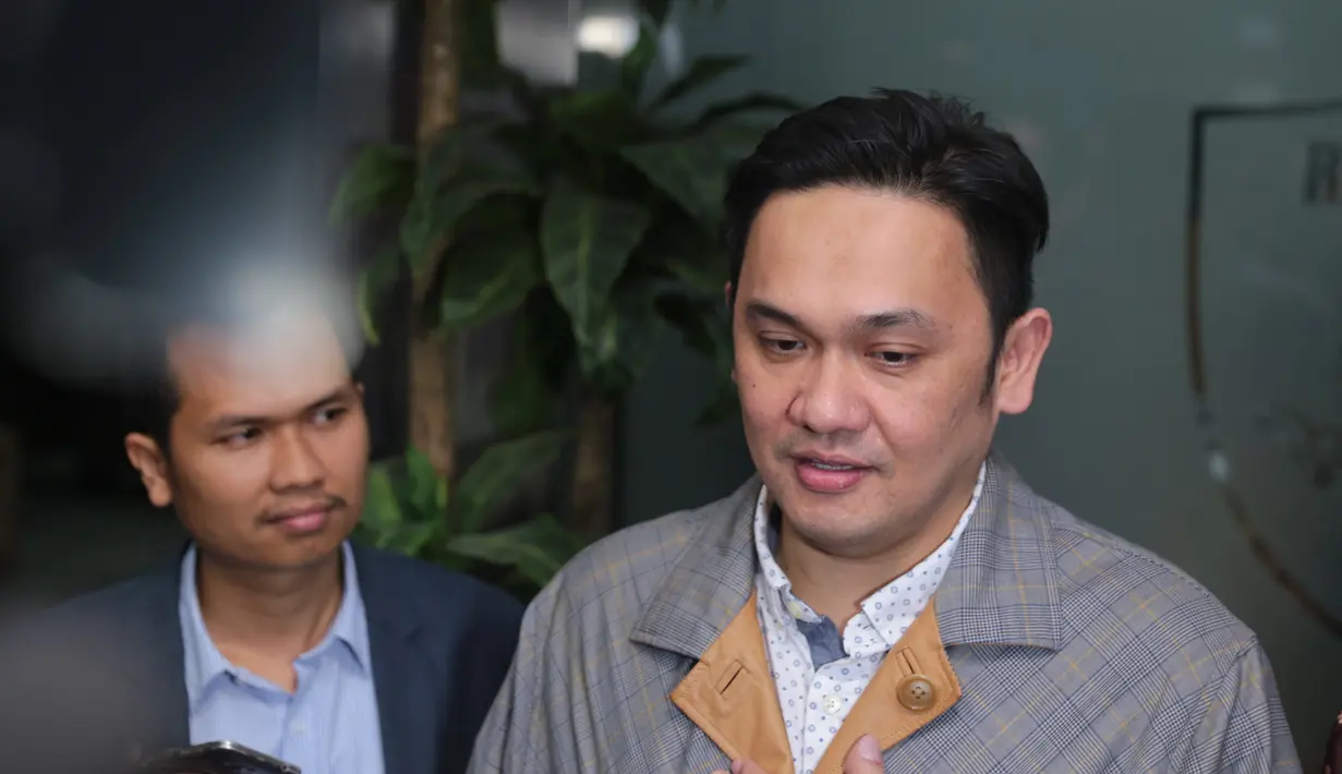 Datang ke Polda Metro Jaya, Farhat menjalani pemeriksaan selama lima jam dan mendapatkan 12 pertanyaan soal kronologi. Ia pun membawa beberapa bukti untuk memperkuat laporannya. (Adrian Putra/Bintang.com)