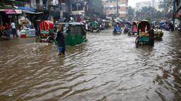 Sebuah jalan yang tergenang banjir di Dhaka, Bangladesh (21/7/2020). Hujan lebat monsun meluluhlantakkan Dhaka dengan beberapa kendaraan terperangkap di jalanan yang tergenang air dan orang-orang terjebak di rumah mereka akibat banyak daerah dataran rendah yang dilanda banjir. (Xinhua)