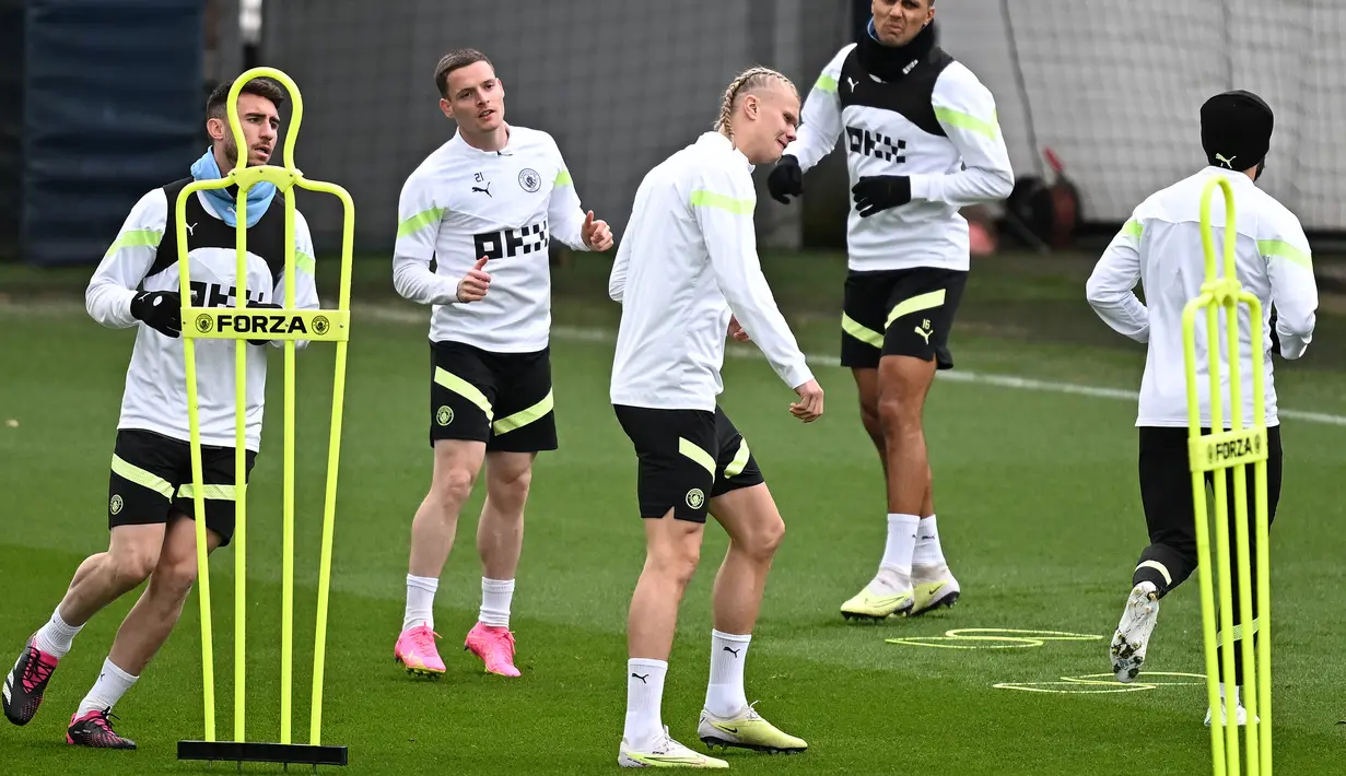 Duel leg pertama antara dua raksasa Eropa tersebut akan digelar di Etihad Stadium, Manchester, Rabu (12/4/2023) pukul 02.00 WIB. (Photo by Paul ELLIS / AFP)