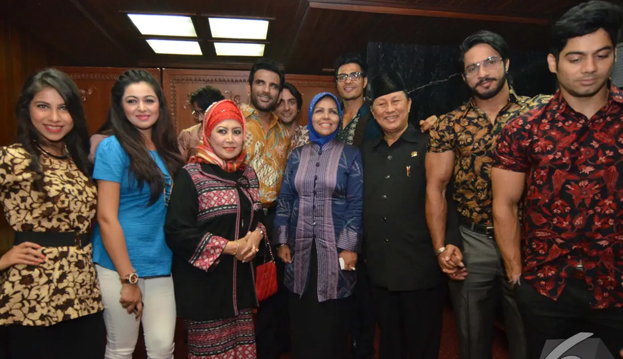 Para pemain Mahabaratha, Nurhayati Ali Assegaf dan Andi Ghalib berpose bersama usai melakukan dialog di DPR RI, Jakarta, Kamis (18/12/2014). (Liputan6.com/Andrian M Tunay)