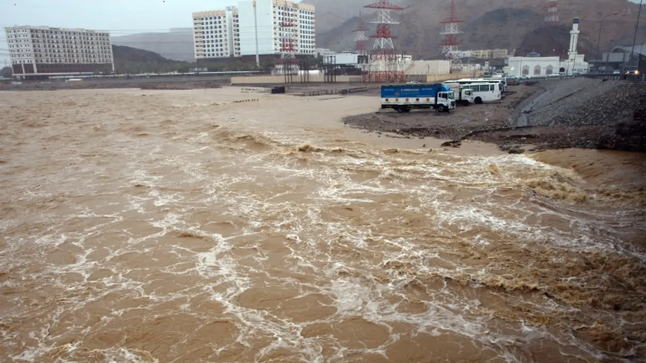 Banjir di ibu kota Oman, Muscat saat badai tropis Shaheen melanda negara itu. [Mohammad Mahjoub/AFP]