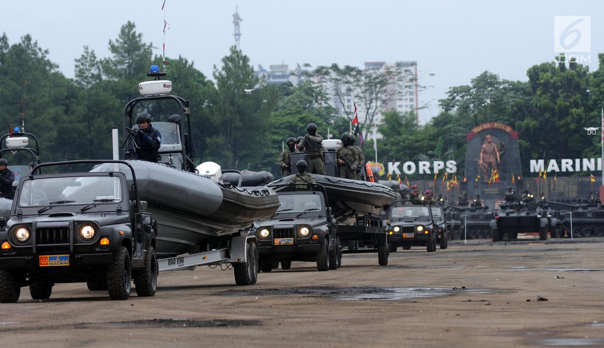 Defile kendaraan tempur Marinir saat upacara HUT Korps Marinir ke-72 di Kesatrian Marinir Hartono, Cilandak, Jakarta, Rabu (15/11). HUT Marinir ke-72 bertema Marinir Prajurit Pejuang dan Profesional. (Liputan6.com/Helmi Fithriansyah)