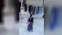 Viral Video Siswi SMA Curi Card Holder di Mall 23 Paskal Bandung. (YouTube&nbsp;RHUDY TV)