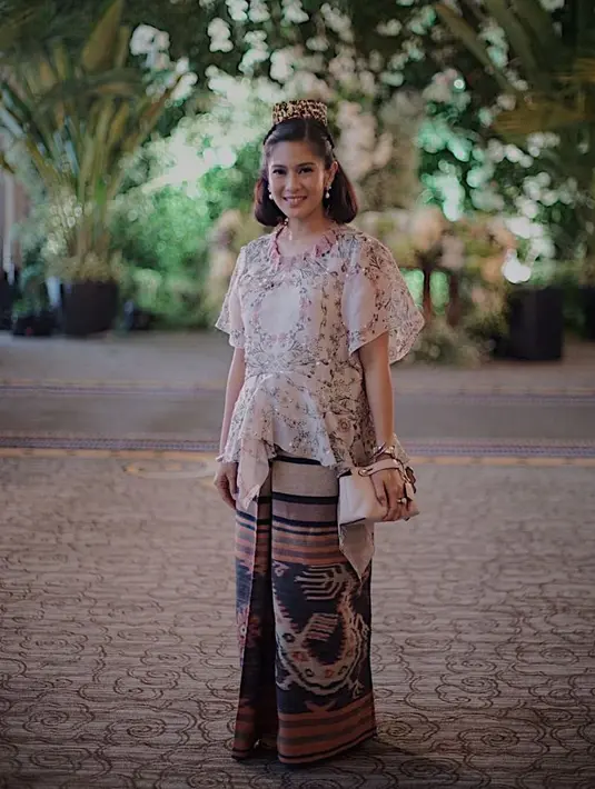 Melihat dari foto-foto di akun Instagram pribadinya @therealdsastr, pemeran Cinta di AADC ini cukup sering bergaya layaknya wanita Indonesia seutuhnya. Baik dengan kain-kain tradisional, maupun kebaya. (Instagram/therealdisastr)