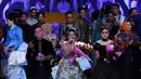 Weni (tengah) menyanyikan lagu kemenangan usai dinobatkan menjadi juara D'Academy Asia 2 di Studio 5 Indosiar, Jakarta, Kamis (29/12). Weni berhasil unggul atas dua finalis lainnya, Rani dan Irsya ditempat ketiga. (Liputan6.com/Helmi Fithriansyah)