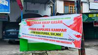 Spanduk yang dipasang warga Muhammadiyah Kabupaten Kampar yang mendesak Kepala Polda Riau mencopot Kapolres Kampar. (Liputan6.com/M Syukur)