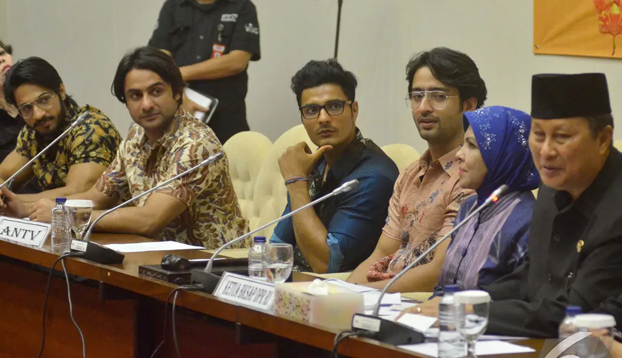 Dubes RI untuk India Andi Ghalib (kanan) menjawab pertanyaan dalam Dialog Publik di Gedung Nusantara III DPR RI, Senayan, Jakarta, Kamis (18/12/2014). (Liputan6.com/Andrian M Tunay)