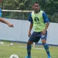 Beni Oktovoanto mengikuti sesi latihan perdana bersama Persib Bandung. (Liputan6.com/Huyogo Simbolon)