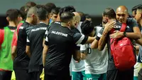 Momen Kehangatan Pemain Timnas Indonesia U-17 dan Palestina di Kualifikasi Piala Asia, Saling Berpelukan Hingga Pemberian Suvenir
