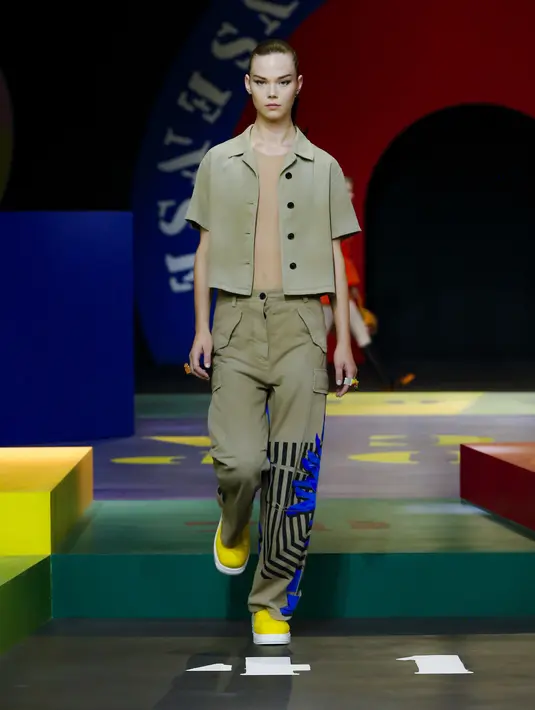 Siluet dari setiap busana dalam koleksi terbaru Dior ini berhasil mengungkapkan potongan dan efek grafis yang dialihkan dalam warna kuning, hijau, merah, biru tua, oranye, dan raspberry. Hal yang sangat khas March Bohan dalam permainan blok warnanya. Foto: Document/Dior.