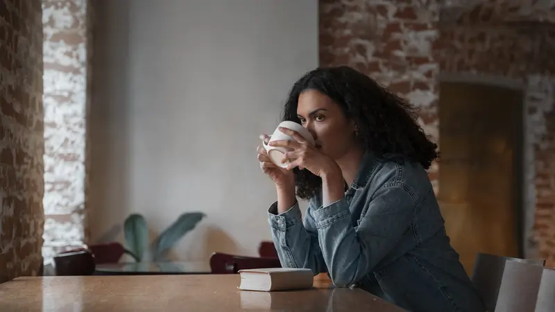 wanita juli memandang di kafe