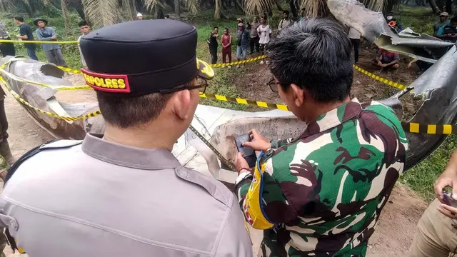 Dua puing logam ditemukan di perkebunan sawit dekat Sampit, Kalimantan Tengah. (AFP)