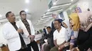 Direktur RS EMC Sentul dr Hardjanto (kiri) bersama Ketua Bakti Sosial dr Rizky Ramadhana berbincang dengan pasien saat bakti sosial operasi katarak bagi masyarakat prasejahtera di EMC Sentul, Bogor, Jabar, Jumat (26/10). (Liputan6.com/Herman Zakharia)