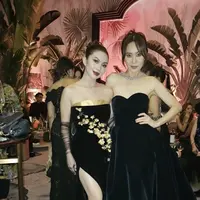 Ina Thomas dan Ariel Tatum hadir di acara yang sama. Keduanya tampil serasi bak bestie dibalut gaun malam warna hitam. [@inathomas]