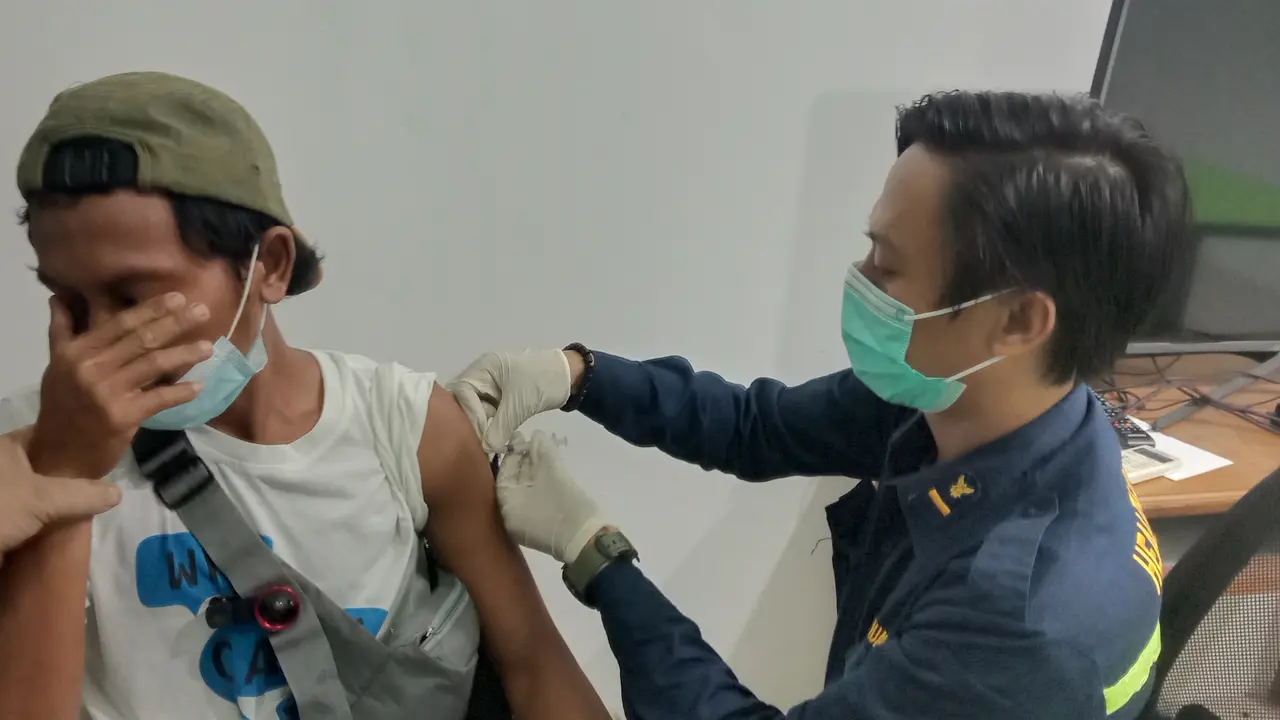 Nelayan Pelabuhan Karangantu, Kota Serang, Banten, Saat Di Suntik Vaksin Covid-19. Selasa (28/09/2021).