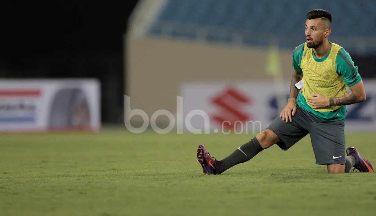 Gelandang Timnas Indonesia, Stefano Lilipaly, melakukan pemanasan saat latiihan resmi terakhir jelang melawan Vietnam dalam laga leg kedua semifinal Piala AFF 2016 di Stadion My Dinh, Hanoi, Vietnam, Selasa (6/12/2016). (Bola.com/Peksi Cahyo)