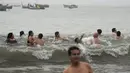 Orang-orang bersenang-senang di pantai Agua Dulce di Lima, Peru, Minggu (29/1/2023). Pengunjuk rasa yang melakukan protes dan blokade, yang berdampak pada tambang-tambang di negara penghasil tembaga terbesar kedua di dunia itu menuntut Kongres dan Presiden Dina Boluarte untuk mundur. (AP Photo/Rodrigo Abd)