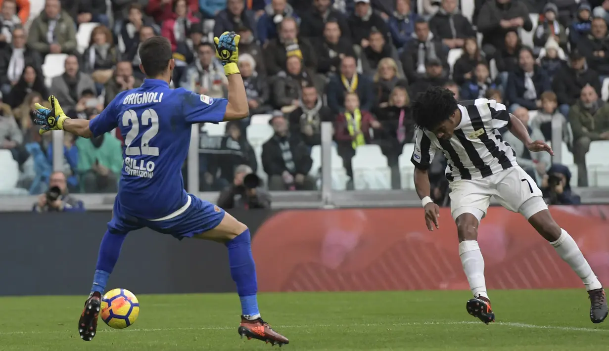 Proses terjadinya gol yang dicetak gelandang Juventus, Juan Cuadrado, ke gawang Benevento pada laga Serie A Italia di Stadion Allianz, Turin, Minggu (5/11/2017). Juventus menang 2-1 atas Benevento. (AFP/Miguel Medina)