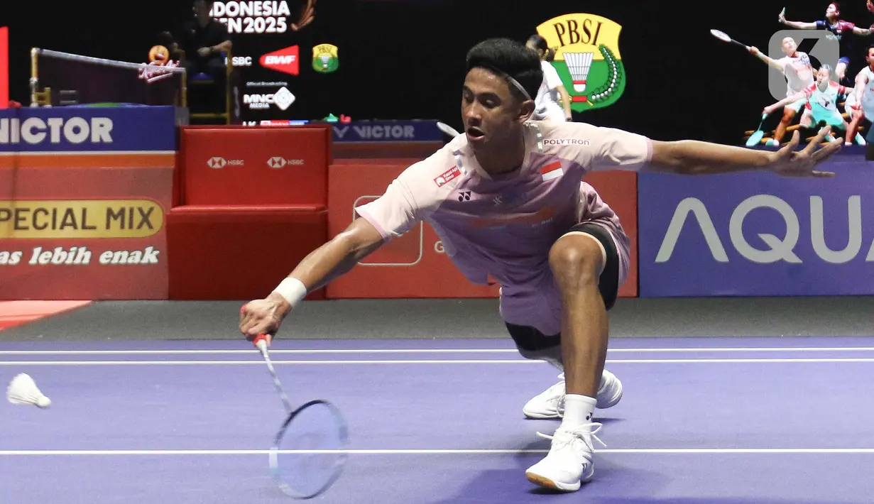 Pebulu tangkis tunggal putra Indonesia Alwi Farhan mengembalikan kok ke arah Anders Antonsen (Denmark) pada babak 16 besar Kapal Api Indonesia Open 2025 di Istora Senayan, Gelora Bung Karno, Jakarta, Kamis (5/6/2025). (Liputan6.com/Herman Zakharia)
