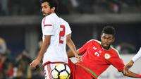 Bek Timnas Uni Emirat Arab, Mohamed Saleh Barghash Jaralla Al Menhali (putih). (AFP/Giuseppe Cacace)