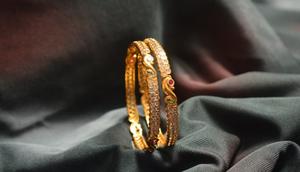 Ilustrasi Gelang Emas (credit: v.govindaraj raj/unsplash)