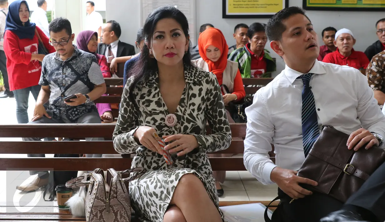 Venna Melinda menunggu acara mediasi dengan Ivan Fadillah terkait harta gana-gini di PN Jaksel, Selasa (8/3/2016). Mediasi harta gono-gini tak menghasilkan kesepakatan dan akan dilanjutkan Jumat (11/3/2016). (Liputan6.com/Herman Zakharia)