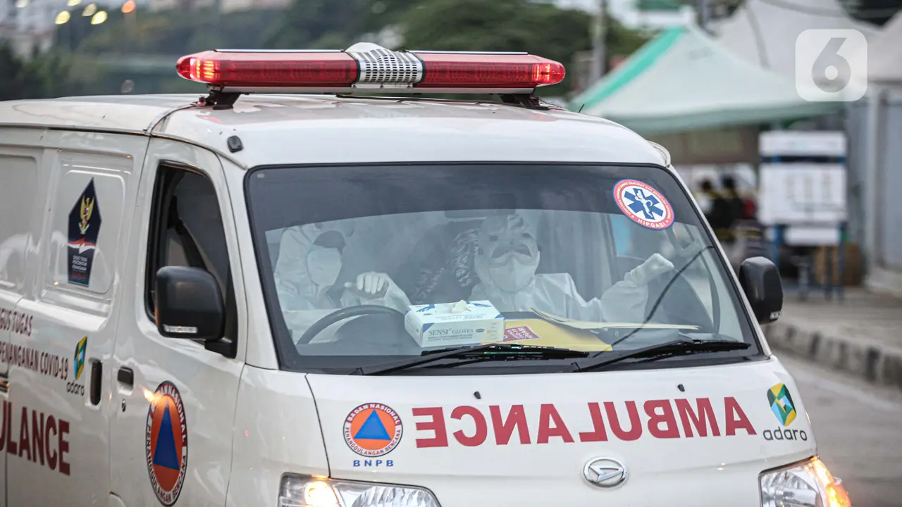 FOTO: Kesibukan Tim Medis Bawa Pasien COVID-19 ke Wisma Atlet