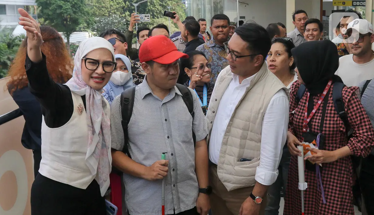 Usai mendengar curahan hati penyandang disabilitas, Bacagub DKI Jakarta Ridwan Kamil menjanjikan akses yang komprehensif untuk warga disabilitas terkait fasilitas publik. (Liputan6.com/Herman Zakharia)