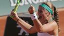 Petenis Latvia, Jelena Ostapenko, melakukan selebrasi usai mengalahkan petenis Swiss, Timea Bacsinszky di semifinal Prancis Terbuka di Roland Garros, Paris Jumat (9/6/2017). Jelena Ostapenko menang dengan skor 7-6(4), 3-6, 6-3. (AP/Michel Euler)