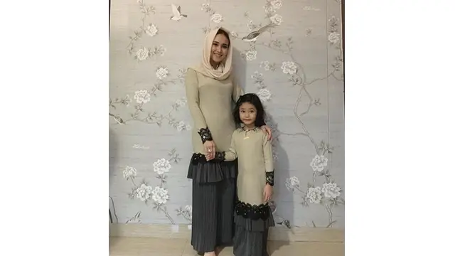 7 Gaya Ayu Ting Ting dan Bilqis Saat Pakai Baju Kembaran, Kompak Banget