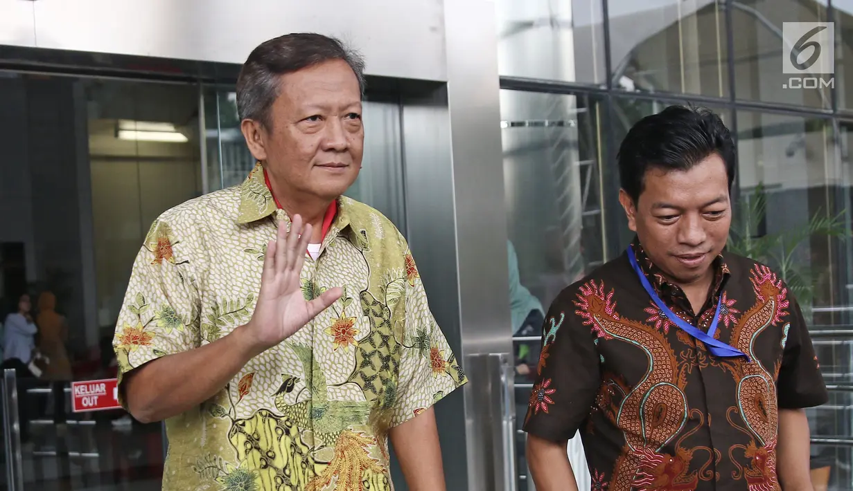 Ketua DPD Gerindra ‎Lampung, Gunadi Ibrahim melambaikan tangan sambil meninggalkan Gedung KPK, Jakarta, Jumat (9/3). Gunadi keluar dari ruang penyidik untuk menjalankan salat jumat di tengah pemeriksaan yang dijalaninya. (Liputan6.com/Herman Zakharia)