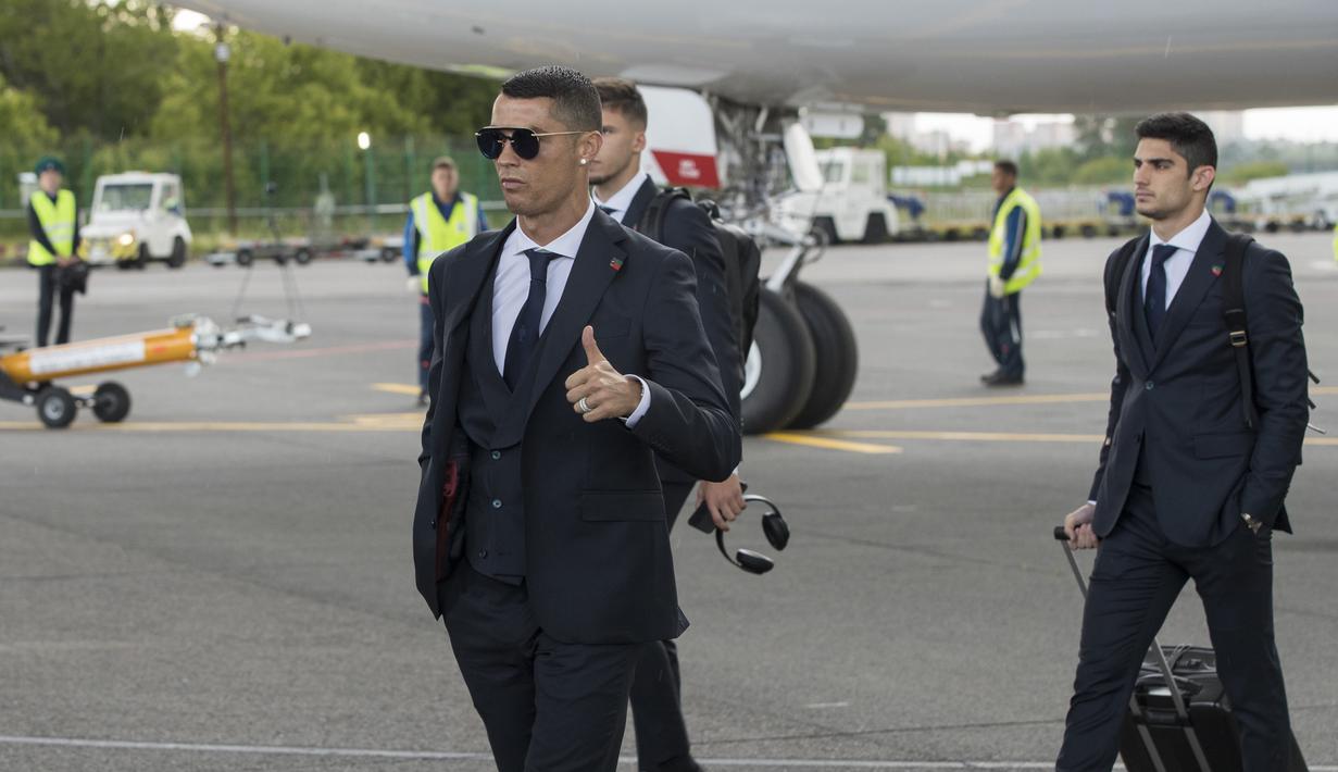 Bintang Portugal, Cristiano Ronaldo, saat tiba di Bandara Zhukovsky, Moskow, Sabtu (9/6/2018). CR 7 akan berjuang bersama Portugal pada ajang Piala Dunia 2018 Rusia. (AFP/Yuri Kadobnov)