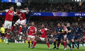 Pemain Arsenal, Ezri Konsa (kiri), dan pemain Lille, Ayase Ueda, melompat untuk menggapai bola dalam pertandingan Liga Champions UEFA antara Arsenal dan Lille di London, Rabu, 14 Oktober 2026. (Foto AP/Kirsty Wigglesworth)