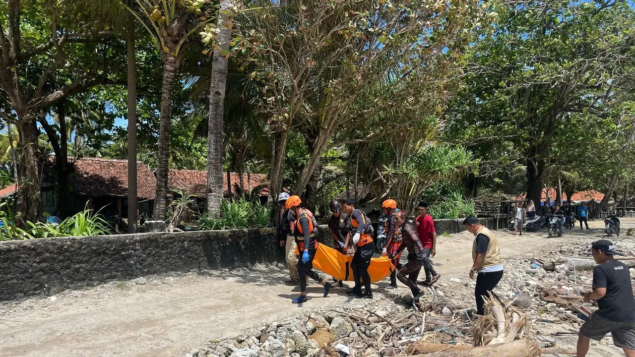 Tim Sar gabungan Pos Basarnas Sukabumi saat mengevakuasi korban hanyut tenggelam di pantai Kalapa Condong, Ujung Genteng, Kecamatan Ciracap Kabupaten Sukabumi. (Liputan6.com/Istimewa).