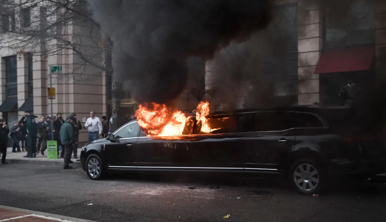 Kondisi Mobil limusin yang dibakar pengunjuk rasa selama protes pelantikan Presiden Donald Trump di Washington, DC, AS, (20/1). Mobil mewah tersebut menjadi bulan-bulanan massa anti-Trump. (FP Photo/ Zach Gibson) 