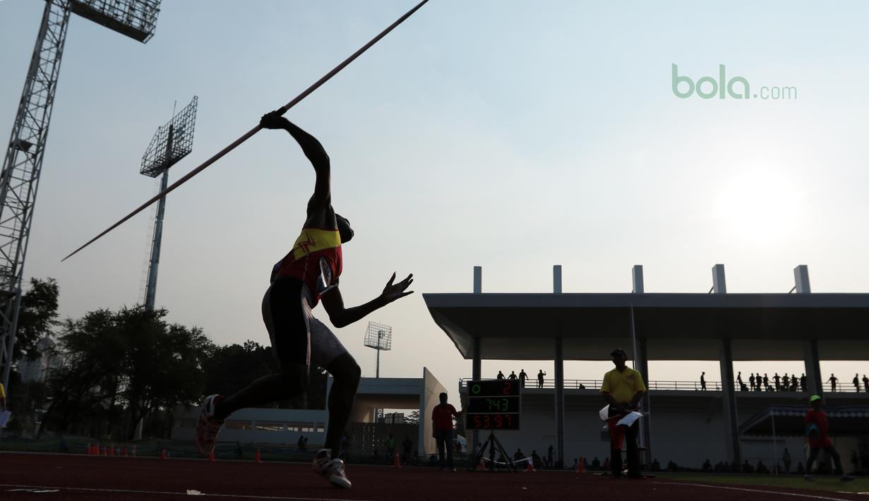 Atlet Lempar Lembing asal Papua, Arnoldus Kaize saat melakukan lemparan pada nomor Lempar Lembing kejuaraan Nasional Atletik 2018 di Stadion Madya (8/5/2018). Kejurnas Atletik berlangsung dari tanggal 8-12 Mei 2018. (Bola.com/Nick Hanoatubun)