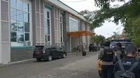 Selama menggeledah berbagai instansi di Kabupaten Bangkalan, penyidik KPK selalu dikawal polisi (Musthofa Aldo)