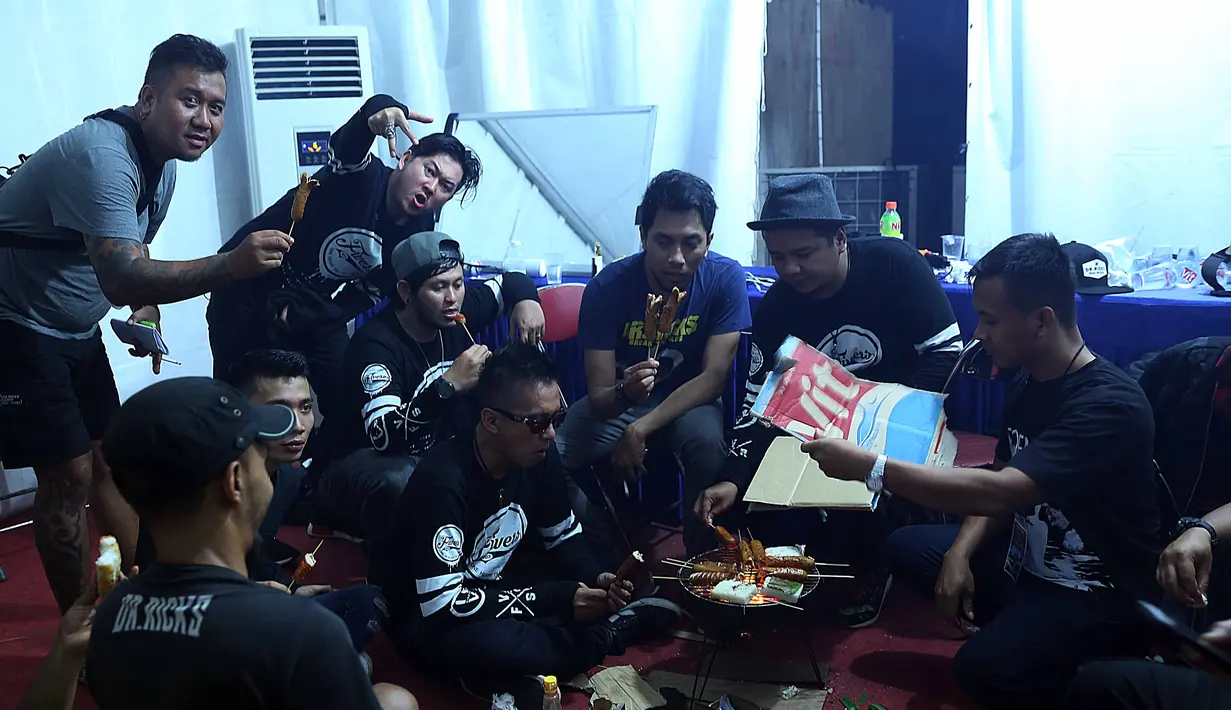 Grup musik Five Minutes merayakan tahun baru tahun ini di Ancol, Jakarta Utara. Five Minutes menjadi salah satu pengisi acara dalam Gempita 2017. Acara malam pergantian tahun itu disiarkan lagsung oleh SCTV. (Nurwahyunan/Bintang.com)