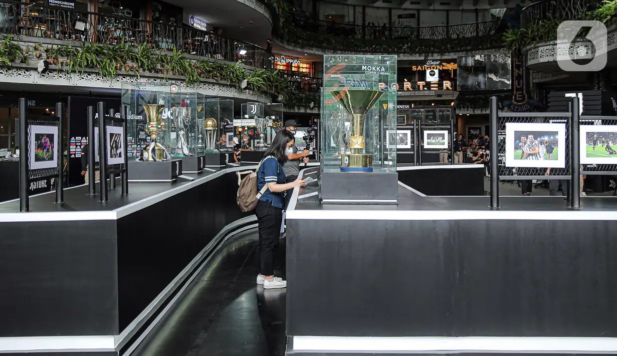 Suasana Juventus Village di Lippo Mall Kemang, Jakarta, Jumat (27/1/2023). Juventus Village berlangsung pada 27-29 Januari 2023 meliputi pameran trofi pertama di Asia Tenggara sepanjang sejarah klub, koleksi sejarah Juventus, pameran tempat-tempat bersejarah di stadion dan pameran merchandise klub. (Liputan6.com/Faizal Fanani)