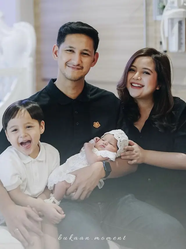 Momen Perdana Tasya Kamila Foto Bareng Keluarga Lengkap, Gaya Usil Arrasya pada Adik Bikin Gemas