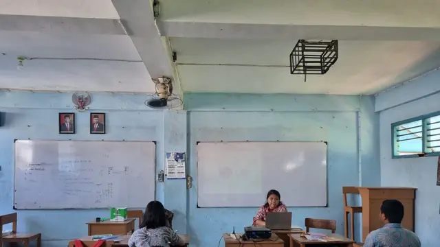 Suasana belajar di SMP Tenggilis Jaya yang sepi siswa. (Dian Kurniawan/Liputan6.com)