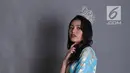 Miss Grand Indonesia 2019 Sarlin Jones berpose di Kantor KLY, Jakarta, Selasa (3/9/2019). Sarlin Jones meraih mahkota Miss Grand Indonesia 2019 setelah menyisihkan 33 finalis lainnya. (Liputan6.com/Herman Zakharia)