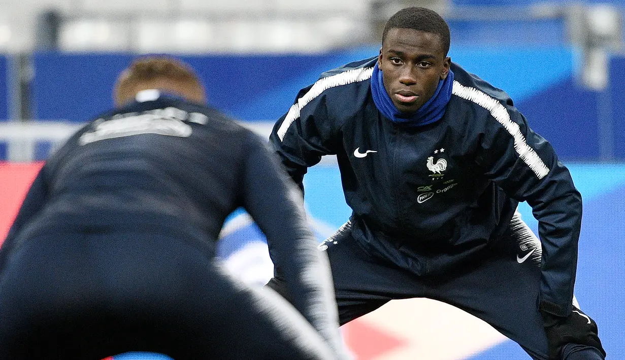 Bek Prancis, Ferland Mendy, melakukan pemanasan saat mengikuti sesi latihan di Stade De France, Paris, Minggu (19/11/2018). Prancis akan mejalani laga persahabatan melawan Uruguay. (AFP/Franck Fife)