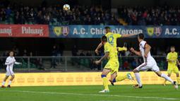 Pemain Chievo, Bostjan Cesar (tengah) melakukan gol bunuh diri saat melawan AC Milan pada laga Serie A di Bentegodi stadium, Verona, (25/10/2017). AC Milan menang 4-1. (Filippo Venezia/ANSA via AP)