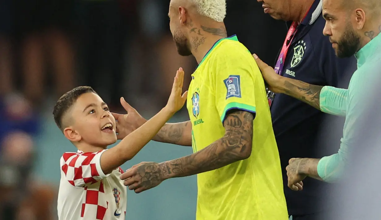 Neymar yang mengetahui kedatangannya kemudian menghampiri anak yang bernama Leo Perisic itu. (AFP/Adrian Dennis)