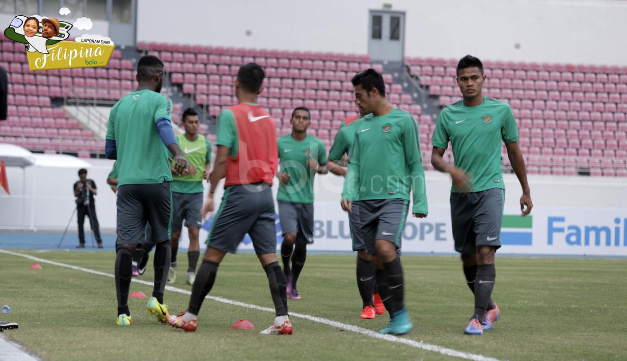 Para pemain Timnas Indonesia saat melakukan uji coba lapangan di Philippine Sports Stadium, (18/11/2016).  (Bola.com/Nicklas Hanoatubun)